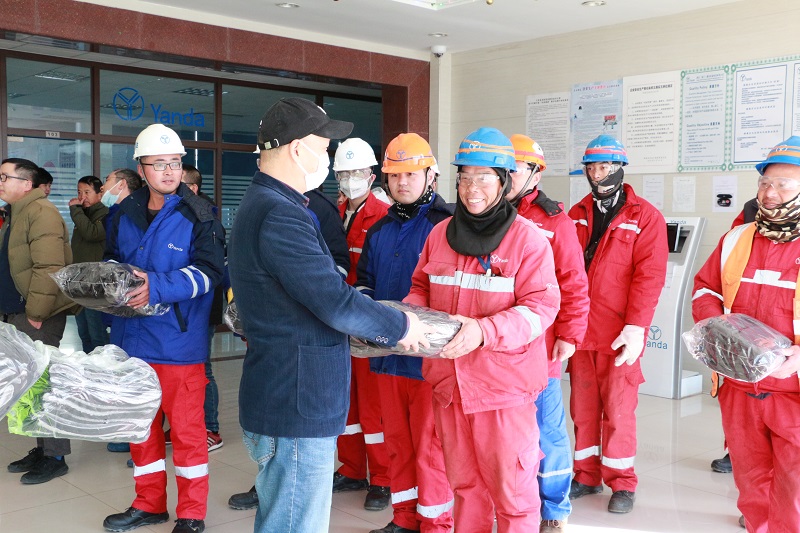 燕達(dá)海門(mén)向全體員工和駐廠客戶發(fā)放防寒禮品